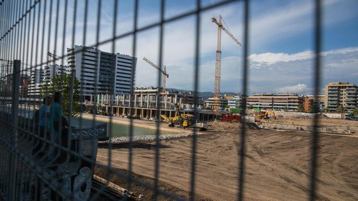 Imagen de la zona donde se produjo la agresión sexual, un descampado en obras cercano a la playa.