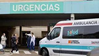 Anegados los accesos a las Urgencias del Miguel Servet por la rotura de una tubería