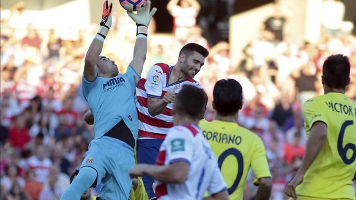 El Granada dio trabajo al meta Asenjo en el tramo final del partido