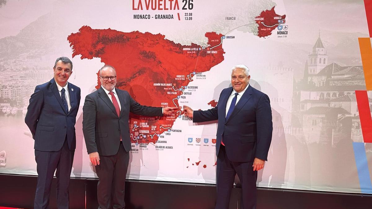 Avelino Mascarell con el Diputado de Deportes y el director general de la Vuelta, el día de la presentación
