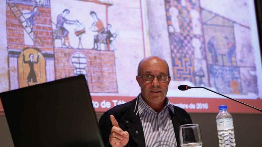 José Manuel Ramos explica los orígenes del Beato de Tábara en la Biblioteca Pública de Zamora.