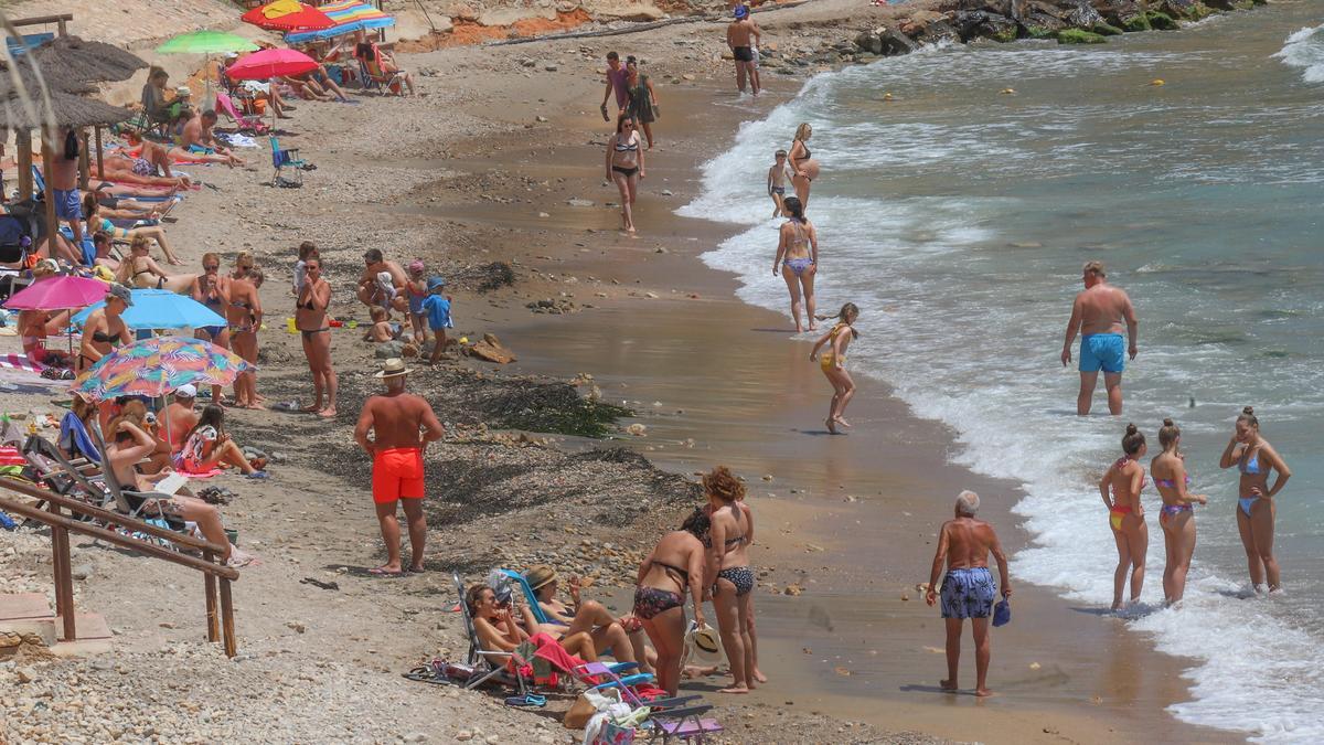 La arena de la playa de Punta Prima no se ha repuesto desde los temporales de abril