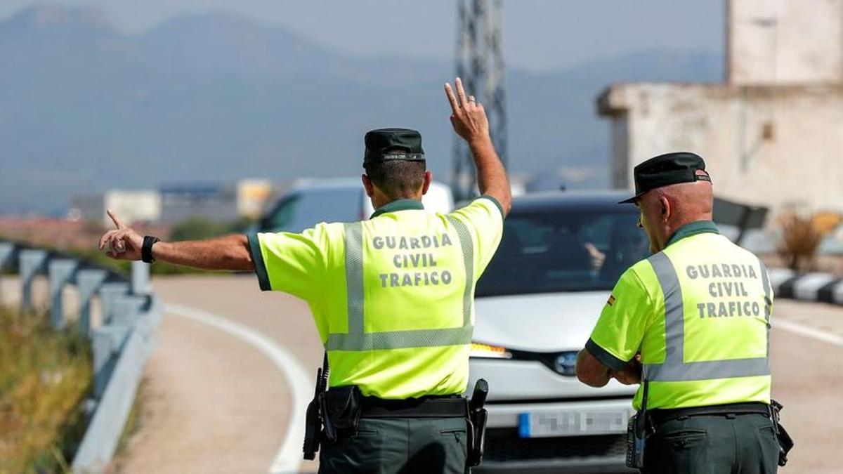 Dos agentes de la Guardia Civil de Tráfico en una imagen de archivo.