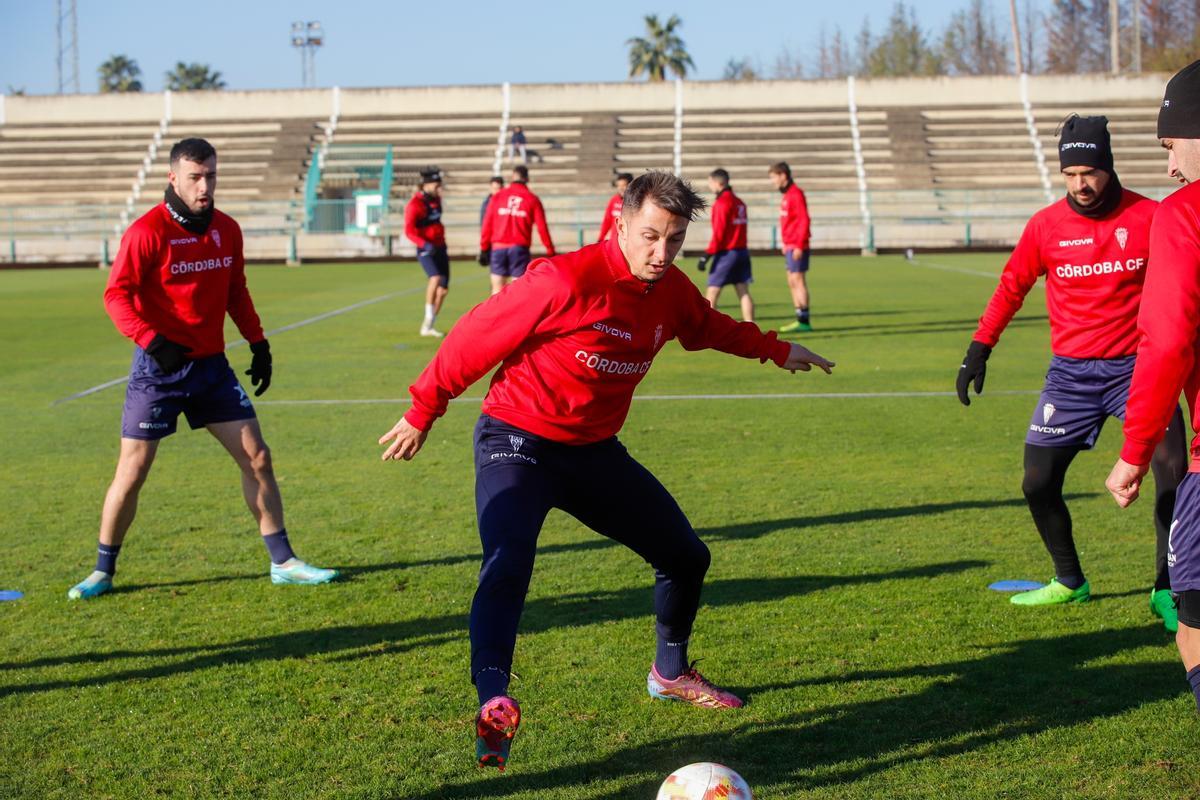 Carracedo, en uno de los rondos durante el entrenamiento del Córdoba CF, este miércoles.