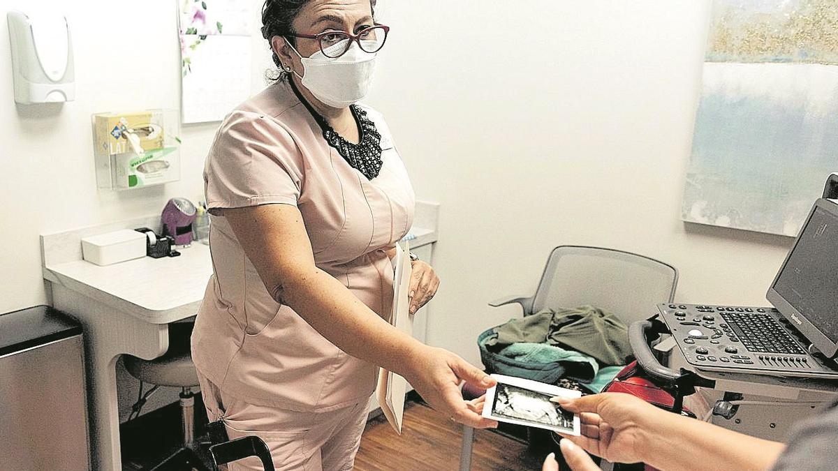 Una enfermera atiende a una mujer en una clínica abortiva.