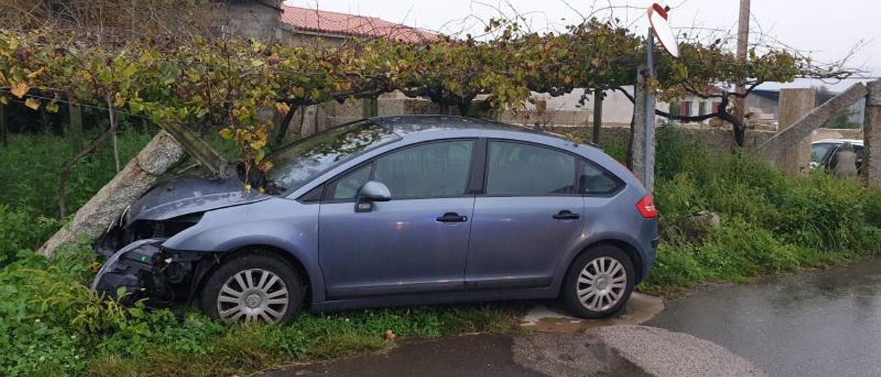 Coche empotrado contra una parra en Vilariño.   | // CEDIDA