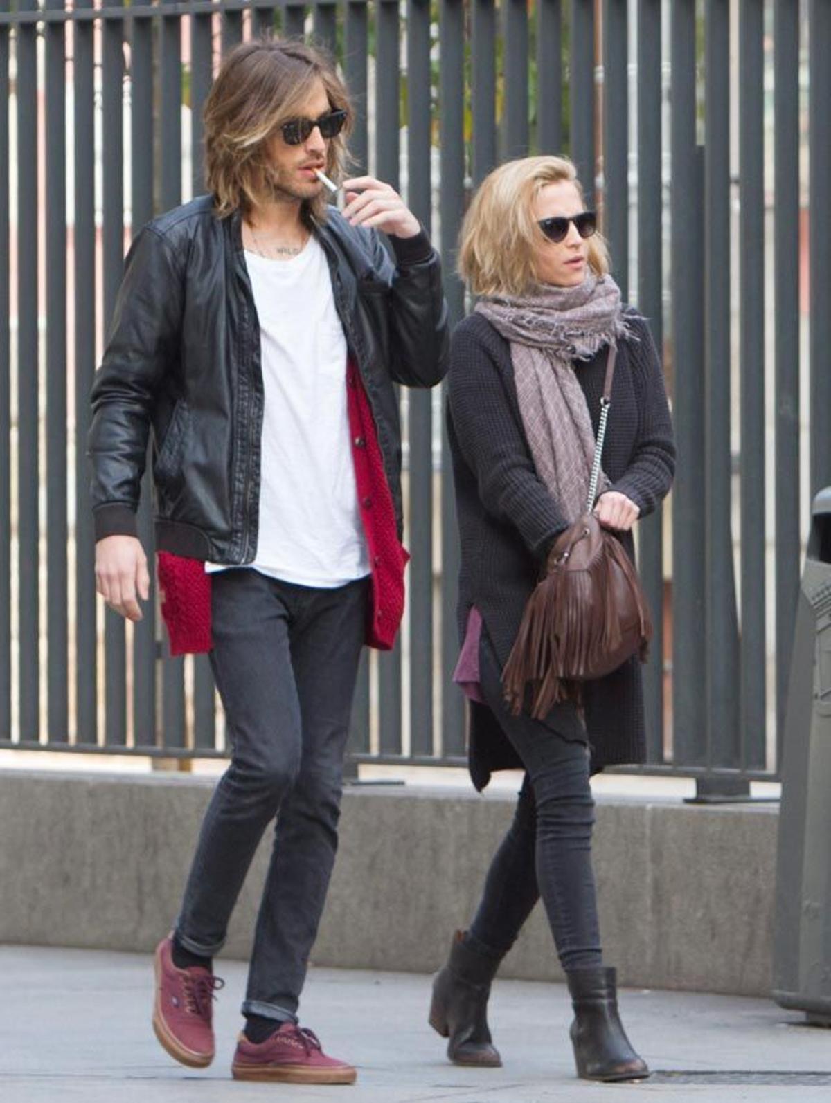 Ana Fernández y Adrián Roma pasean por el centro de Madrid.