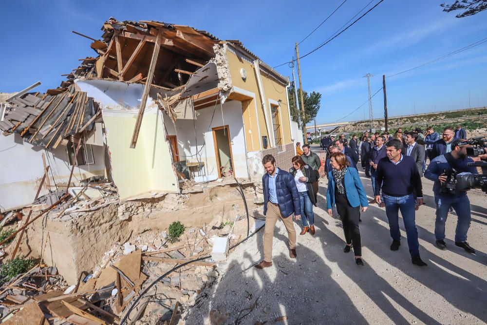 El presidente del PP, Pablo Casado, visita la zona de Almoradí en la que se rompió la mota del Segura