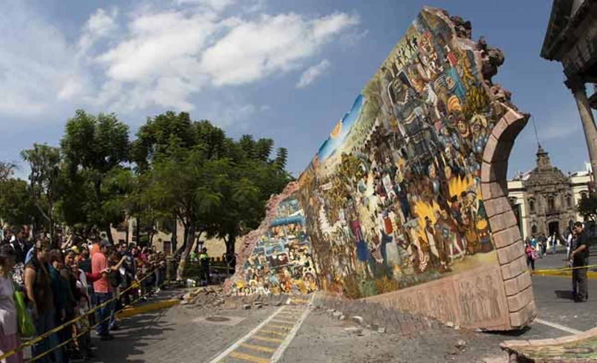 Joves estudiants observen un mur on han estat plasmats diversos passatges de la Revolució mexicana a la ciutat de Guadalajara (Mèxic), en el marc de les festes del centenari de la lluita armada d’aquest país.