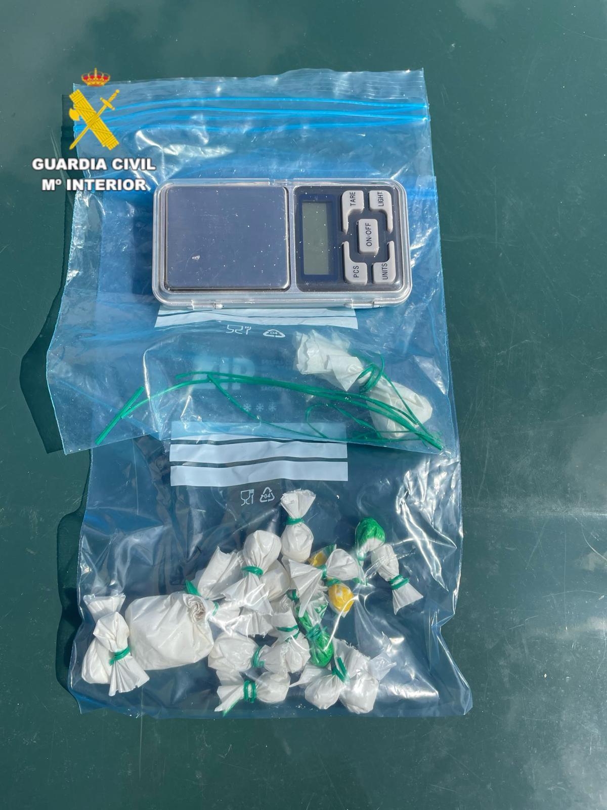 Intenta esquivar un control en Almassora y acaba detenido con cocaína en el coche