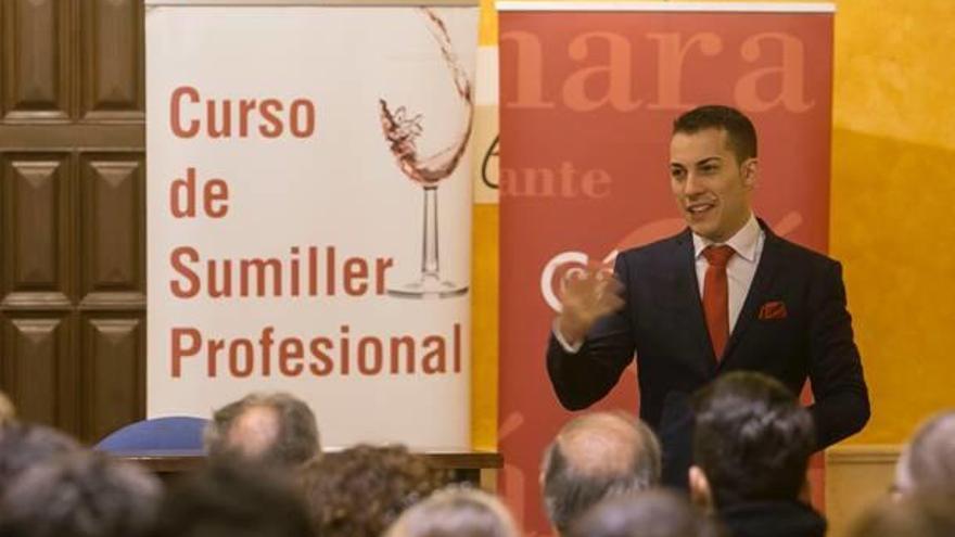 Un momento de la conferencia de Guillermo Cruz ayer en la Escuela de Catas de Alicante.