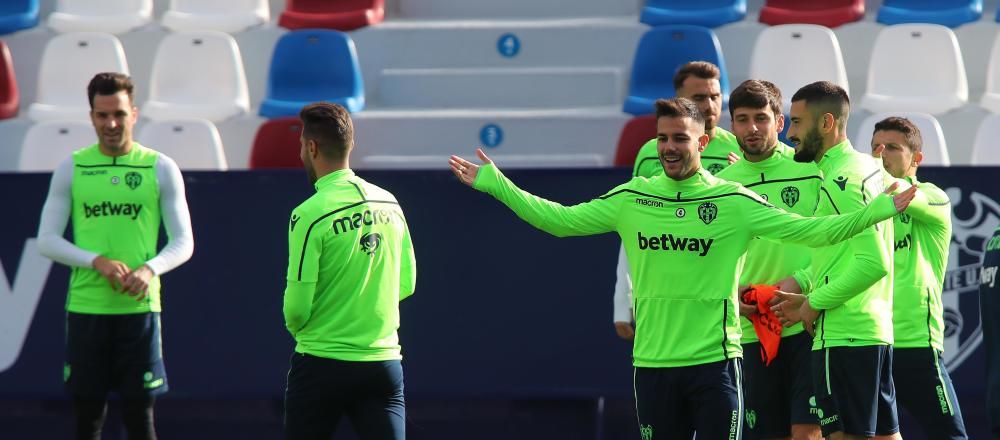 Gran ambiente en el entrenamiento del Levante UD