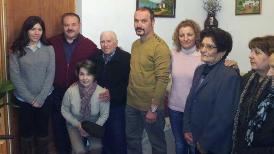 José Torres Ferrer, &#039;Pep den Rey&#039;, rodeado por su familia, el alcalde y el concejal de Cultura de Sant Joan.