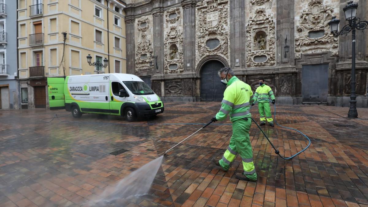 Trabajadores de FCC en la plaza del Justicia. A partir de ahora habrá más recursos para limpiar las calles.