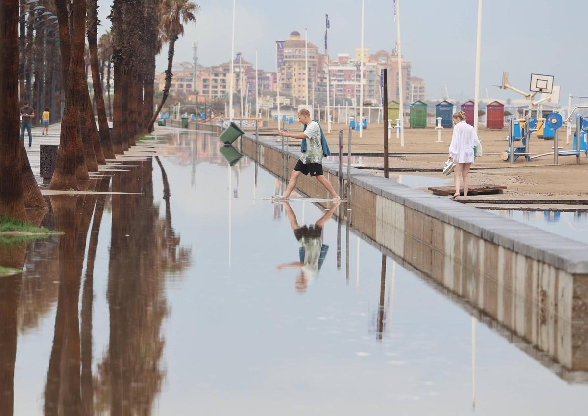 El paseo marítimo de València, inundando tras las lluvias de esta mañana.