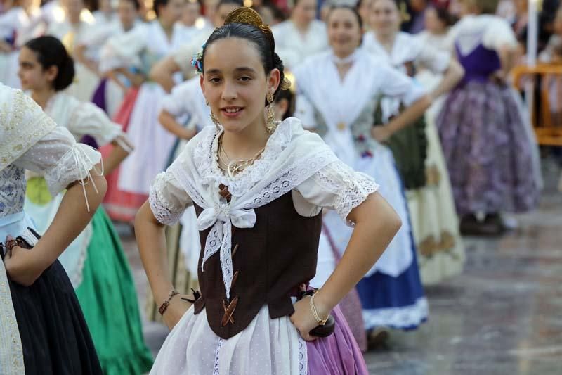 Dansà infantil en la plaza de la Virgen