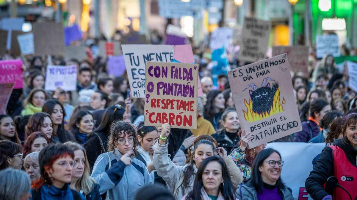 Imagen de archivo de la manifestación del 8M de este año en Barcelona con reclamos en contra de la violencia machista.
