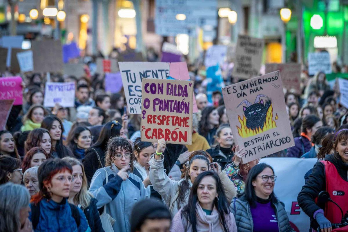 Imagen de archivo de la manifestación del 8M de este año en Barcelona con reclamos en contra de la violencia machista.