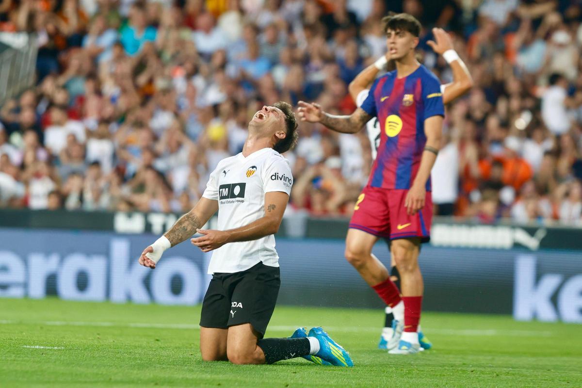 Hugo Duro se lamenta de una ocasión fallada contra el Barcelona
