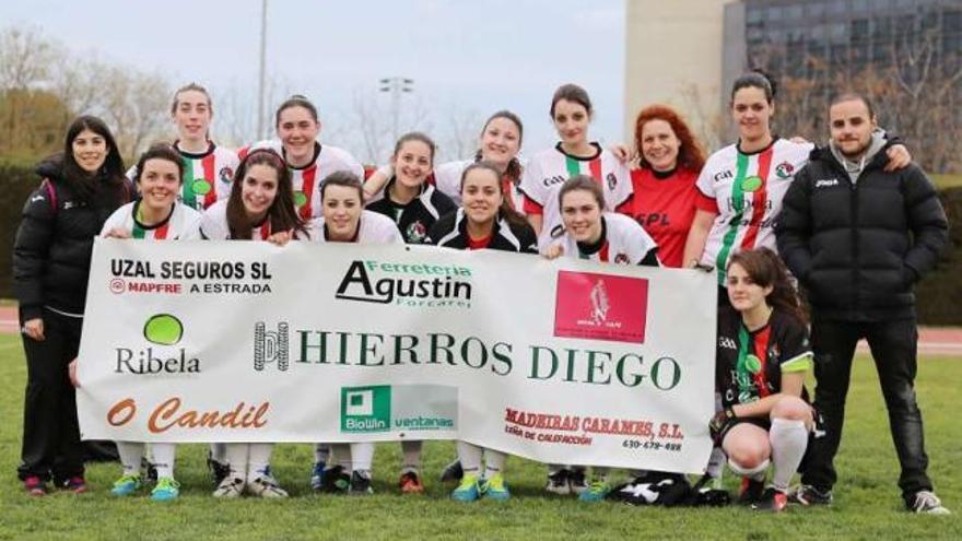 Foto de formación de las Irmandinhas de A Estrada durante el Torneo Ibérico disputado en Barcelona.