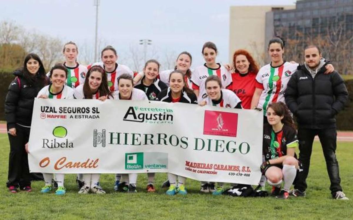 Foto de formación de las Irmandinhas de A Estrada durante el Torneo Ibérico disputado en Barcelona.