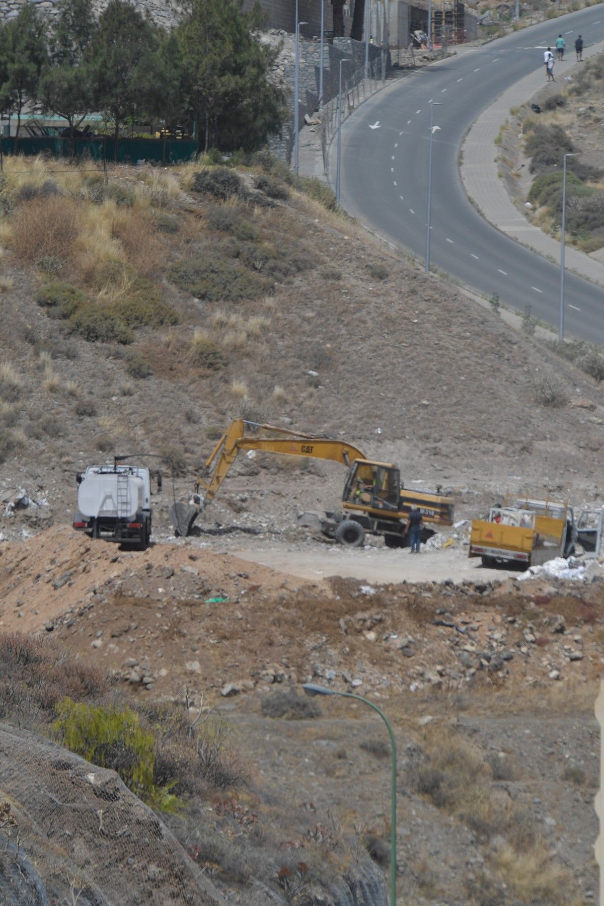 Retirada de la escombrera subida al Barrio de El Lasso