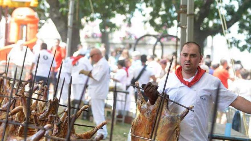La tradicional estampa del asado de los carneros. // G. Santos