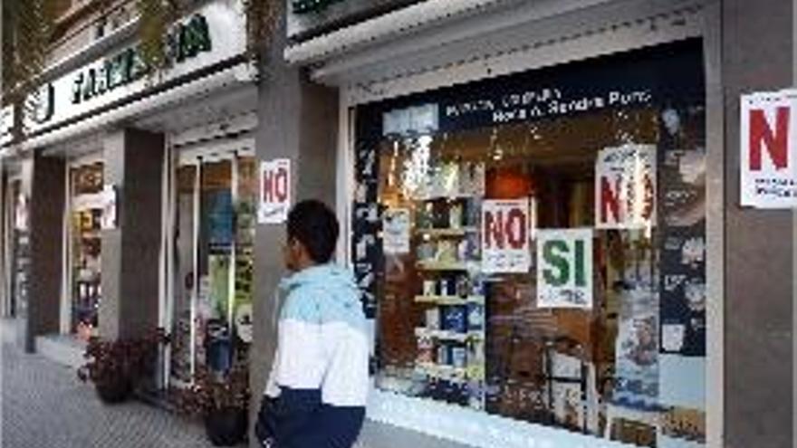 Fachada de una farmacia en la avenida Tres Forques.