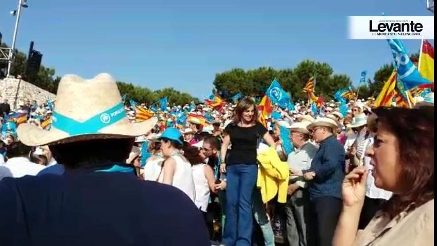 Elena Bastidas se marca un baile esperando a Rajoy