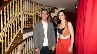 Isabel Díaz Ayuso y su atrevido look en Ibiza: top con ombligo al aire para el estreno del musical de Nacho Cano