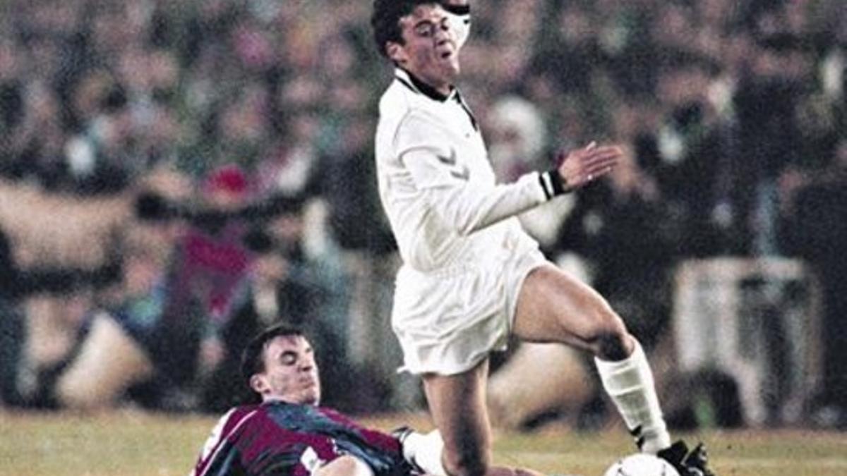 Ferrer derriba a un blanquísimo Luis Enrique, en 1993.