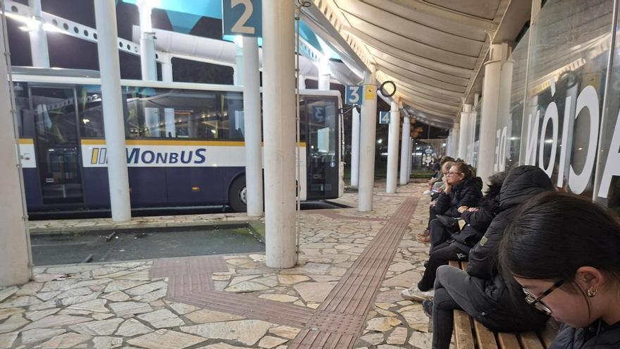 El Concello de Cangas estudiará el SIMU, pero también alternativas como el coche de punto, taxis subvencionados o microbuses lanzaderas a las parroquias