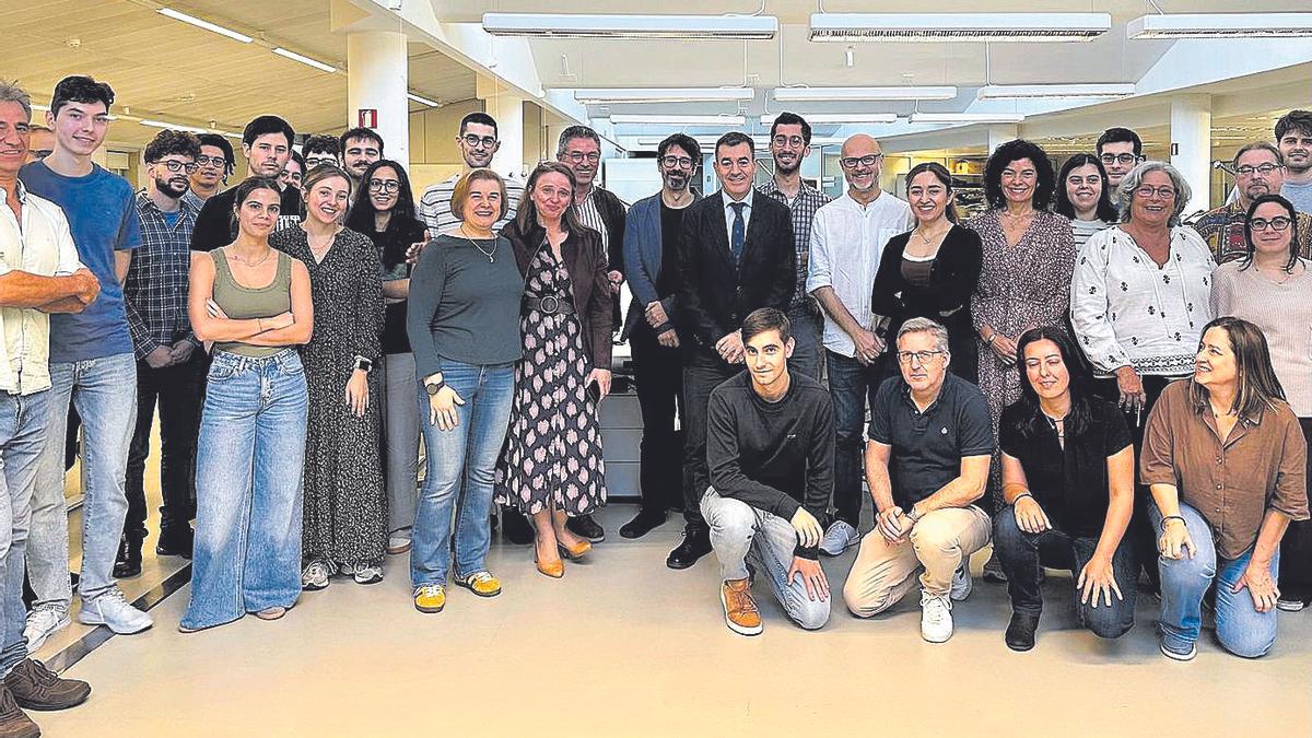 El conselleiro de Educación, ayer, con el equipo del Cesga, en Santiago. | LOC