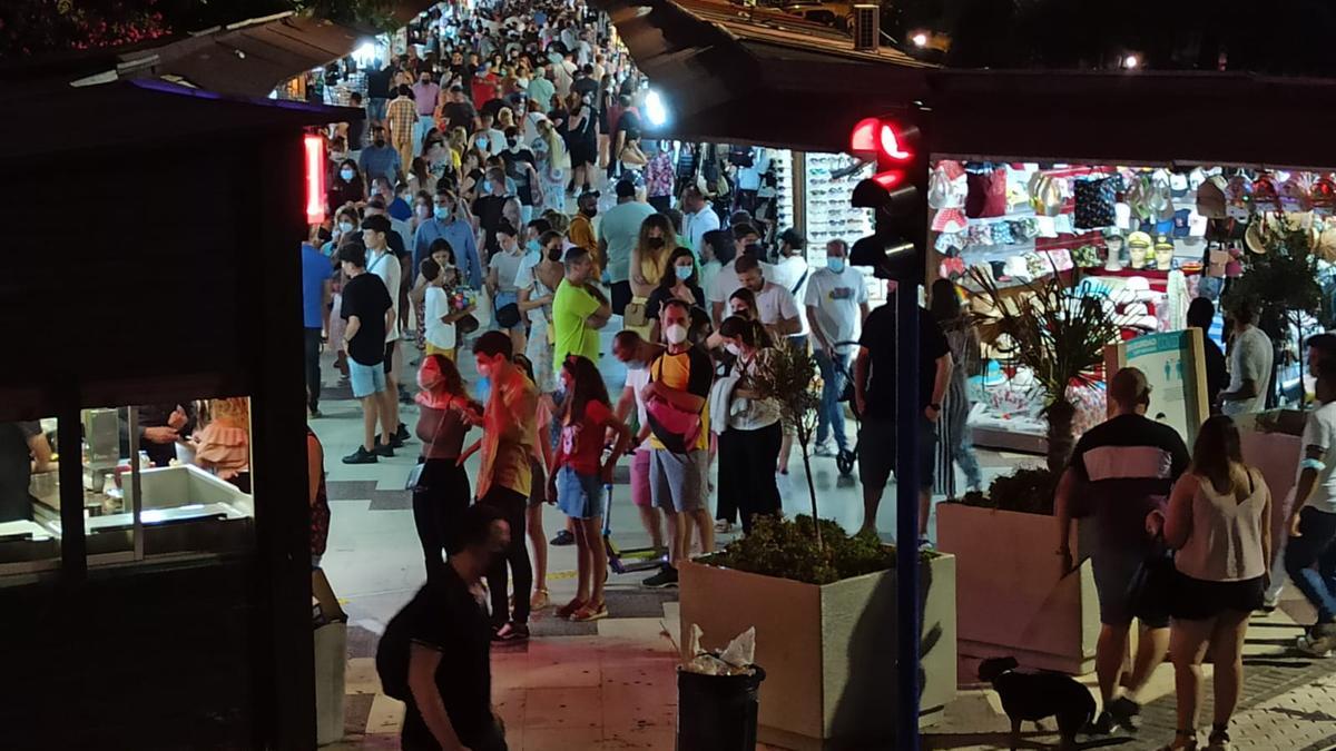 Puestos de los hippies en el paseo de La Libertad de Torrevieja en el mes de julio