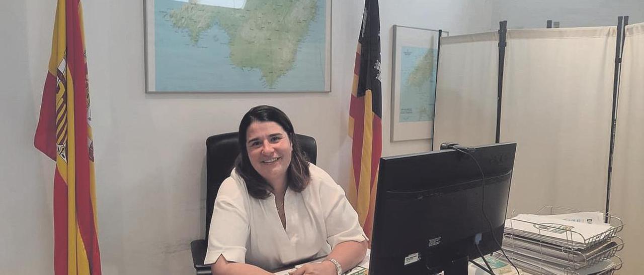 La nueva presidenta de los cazadores de Mallorca, Marta Lliteres, en su despacho.