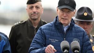 El presidente de los Estados Unidos Joe Biden durante su visita al puente caído de Baltimore.