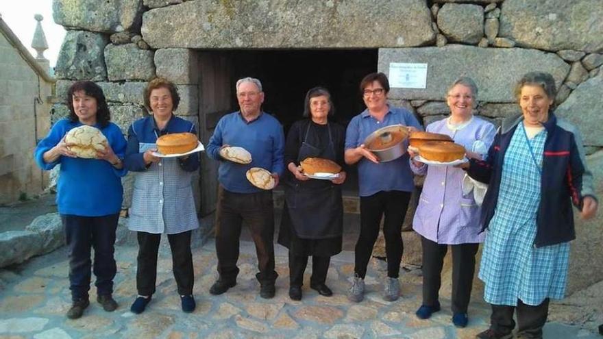 Primera hornada de pan llevada a cabo en el nuevo horno rehabilitado de Puxedo, en Lobios. // FdV