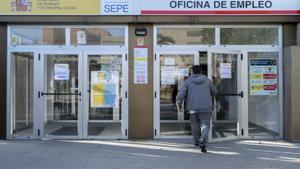 Un hombre entra en una oficina de empleo de Moratalaz (Madrid)