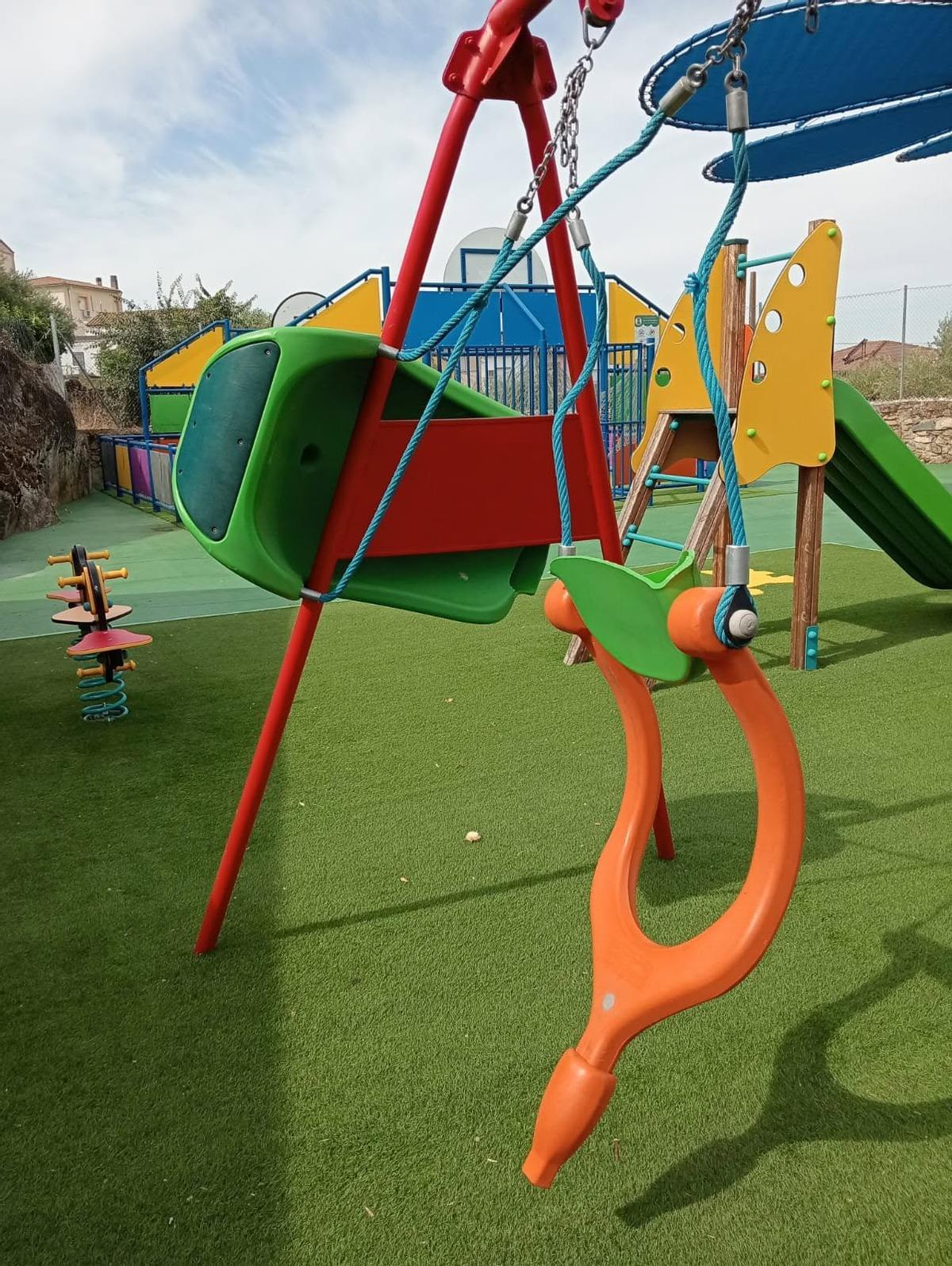 Acto vandálico en un parque infantil de Villar de Plasencia.