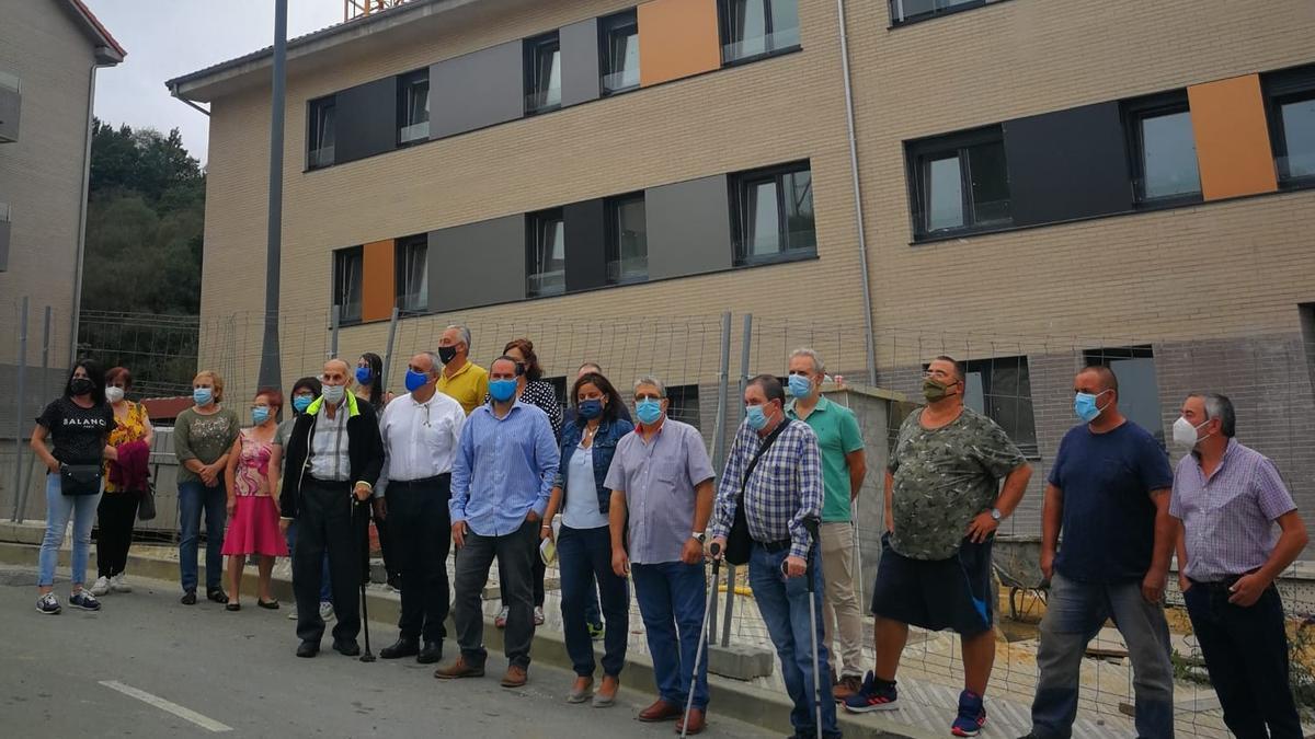 Los vecinos de Pumarabule, durante una protesta ante los nuevos pisos.