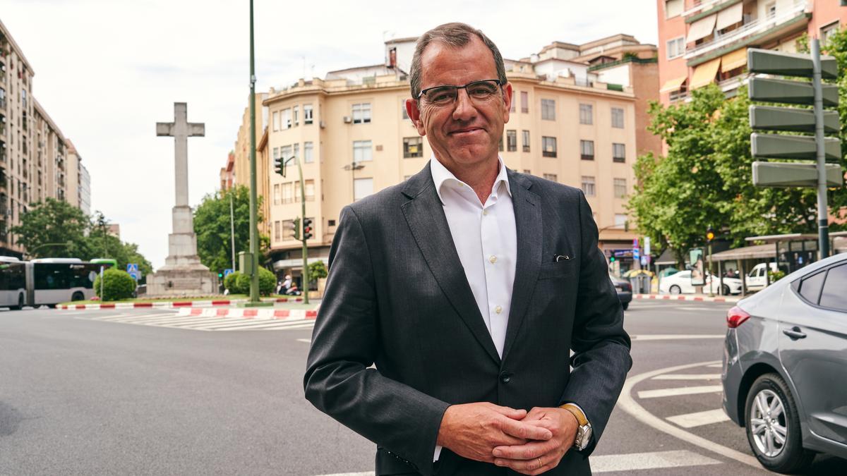 El candidato de Vox en Cáceres junto a la Cruz de los Caídos de Plaza América.