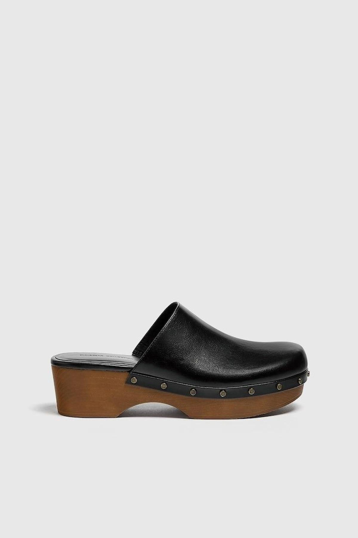 Zueco negro y suela marrón de Pull&Bear