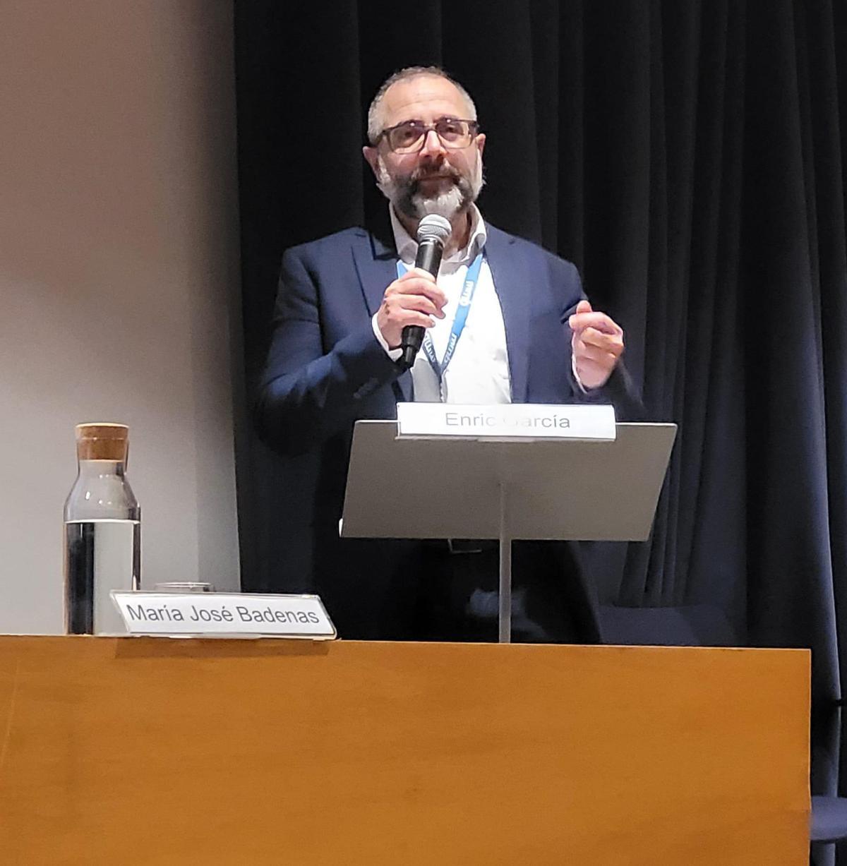 El director general del Museu Marítim de Barcelona, Enric Garcia, presenta la mesa redonda sobre la preservación del patrimonio de la Copa América de vela.