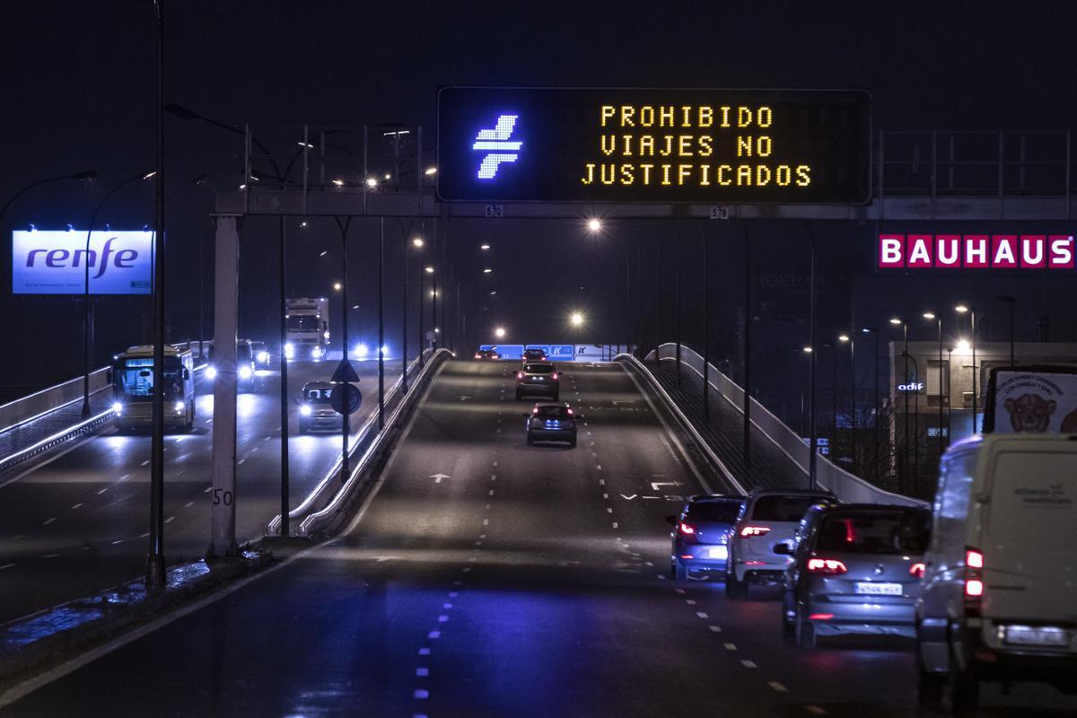 Carteles que recuerdan la prohibición de los viajes no justificados, en Valencia, el 16 de marzo de 2020.