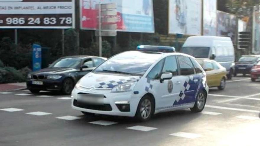 Imagen de archivo de un coche de la Policía Local patrullando la ciudad. // FdV