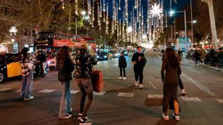 Ayuntamiento y comerciantes piden "prudencia" con los selfis en la calzada del paseo de Gràcia de Barcelona