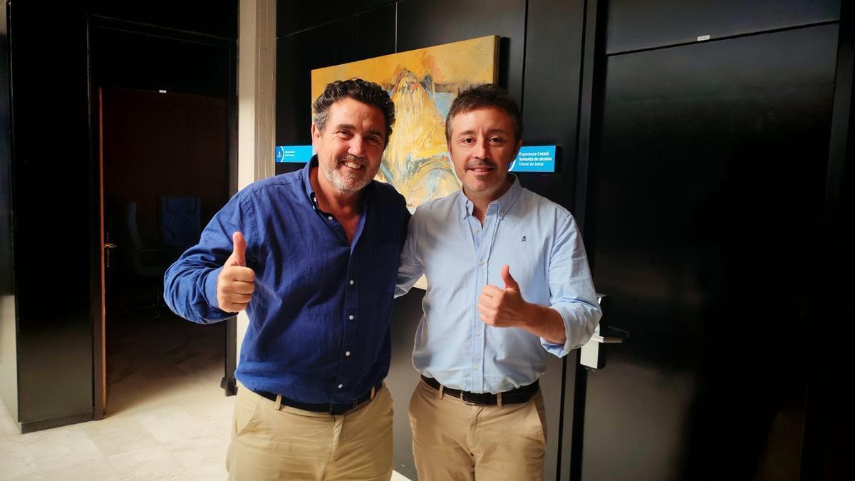El alcalde Juan Antonio Amengual y el director general del Ibsalut, Javier Ureña, firmaron la escritura de los terrenos