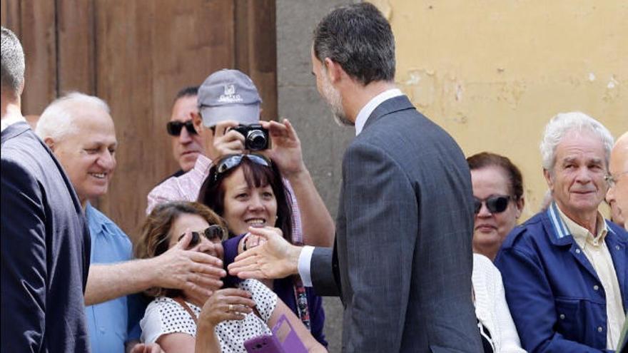 El Rey saluda a varios ciudadanos en Vegueta