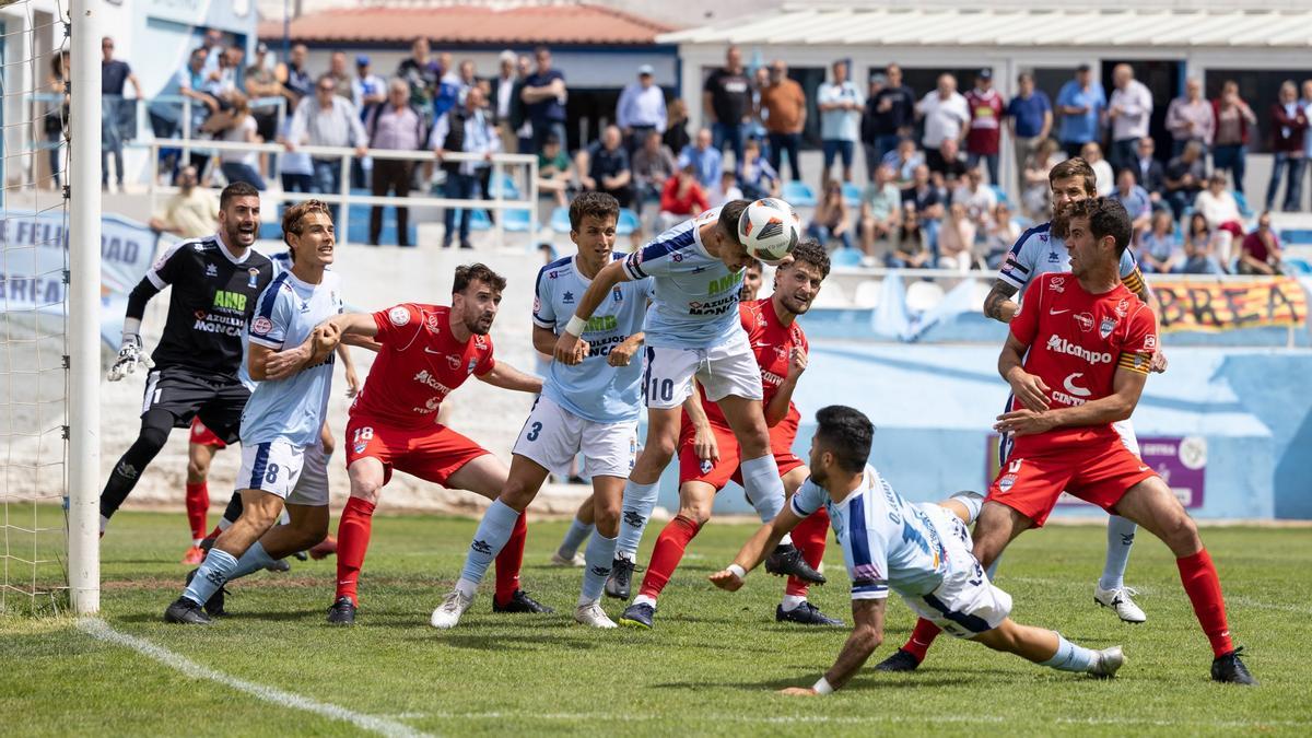 Diego Canty despeja de cabeza un balón en el Brea-Utebo disputado este domingo.