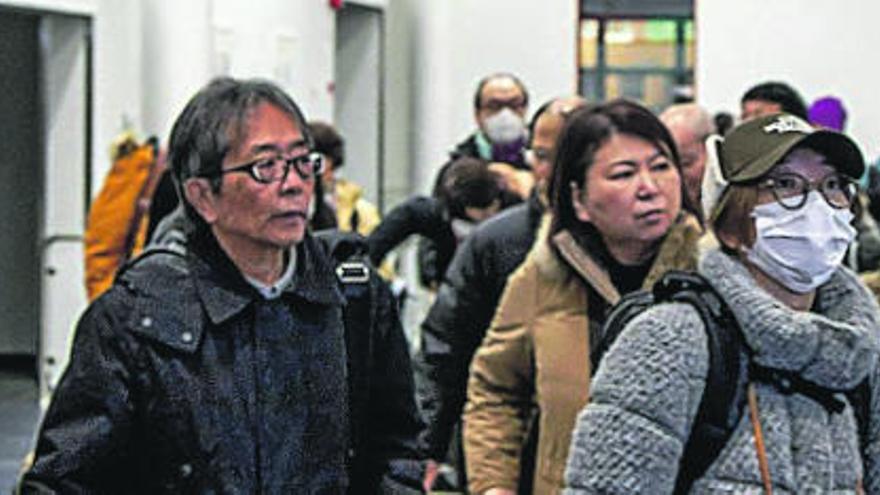 Turistas llegando al aeropuerto de Finlandia.